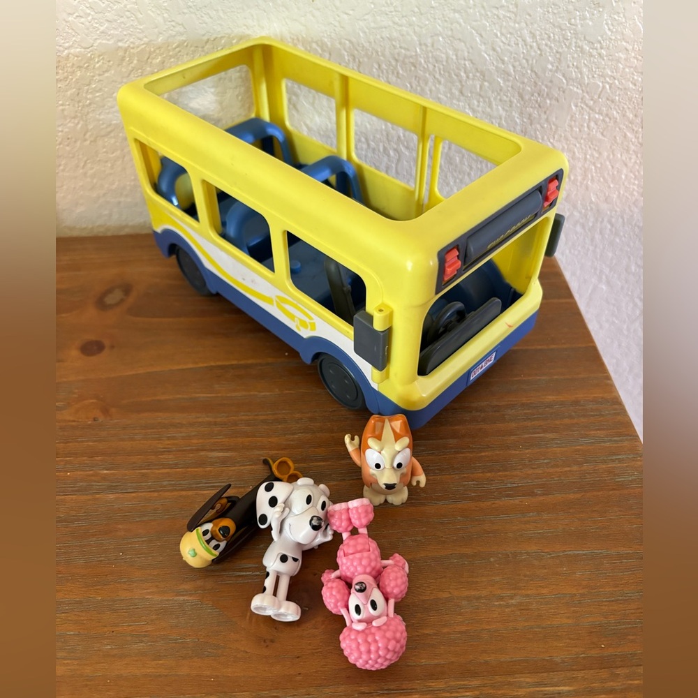 Bluey house + bus 🐾